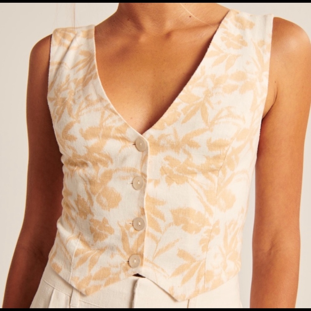 Abercrombie & Fitch Cropped Vest - Peach & White L
